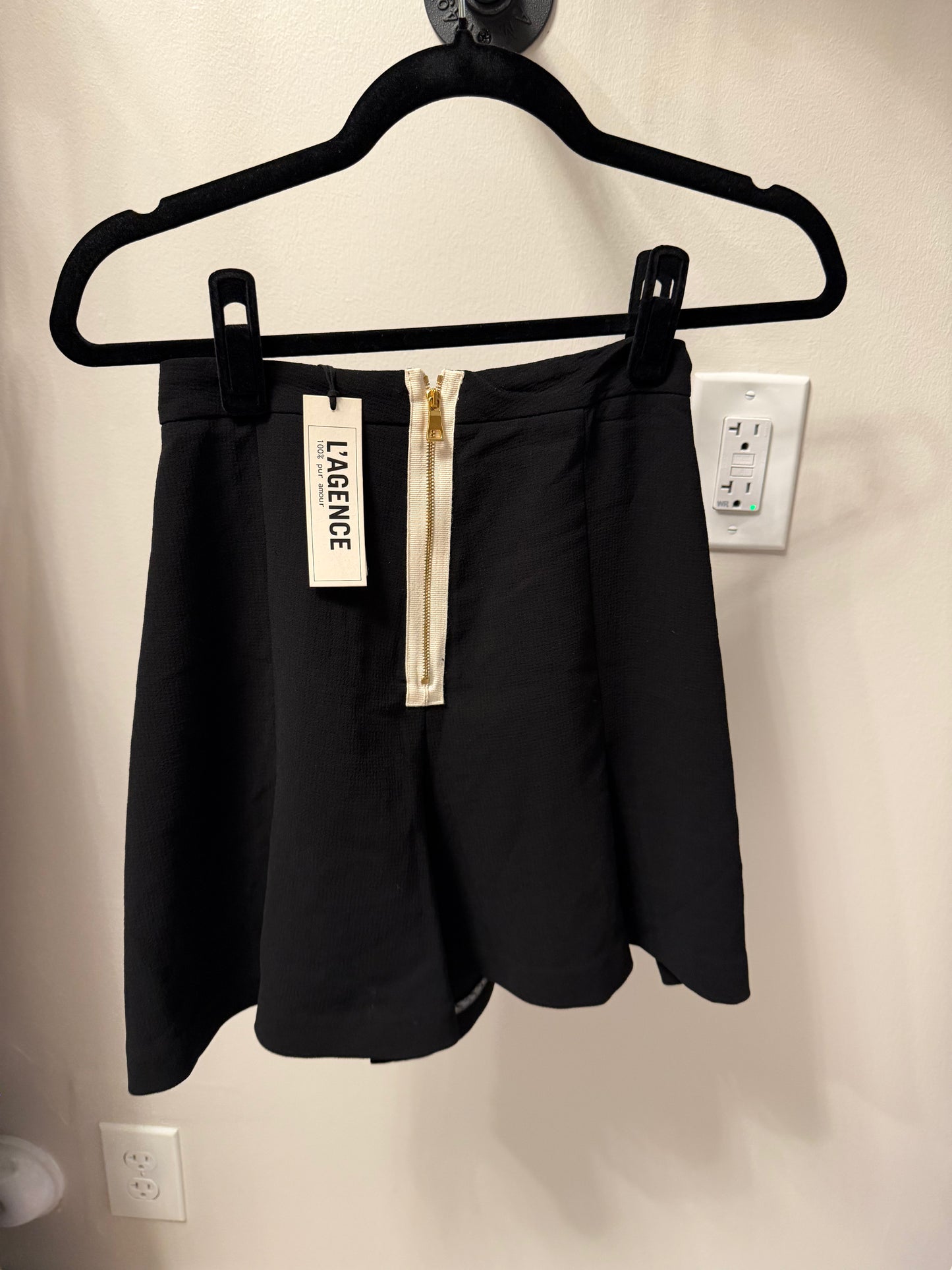 L'AGENCE Exposed Back Zip, Crepe Pleated Palazzo Shorts, Black, NWT, Size 0